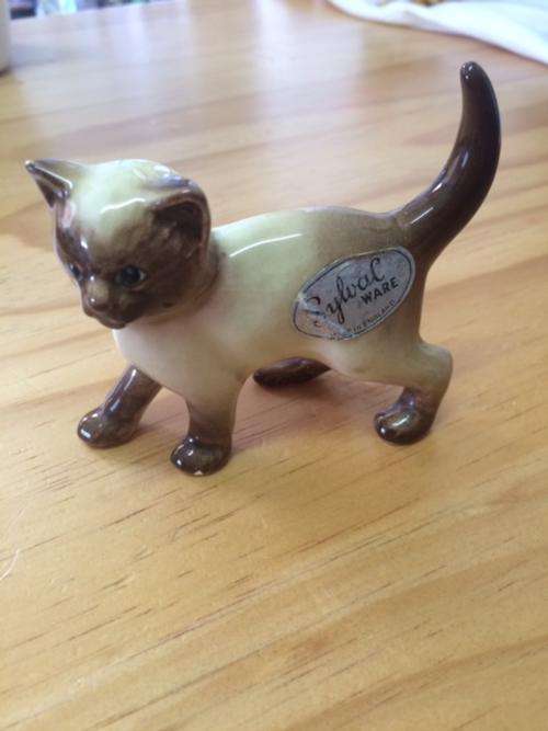 Cat figurine "Sylvac Ware" made in England *Collectors Item*