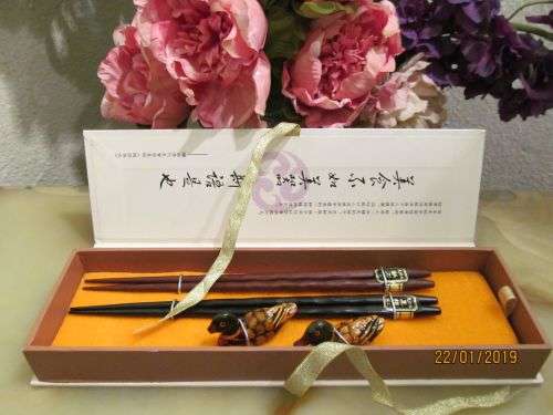 AUTHENTIC YUNHONG !! Vintage Collectable Set of 2 Carved Wood Chopstick Pairs with Wood Duck Rests