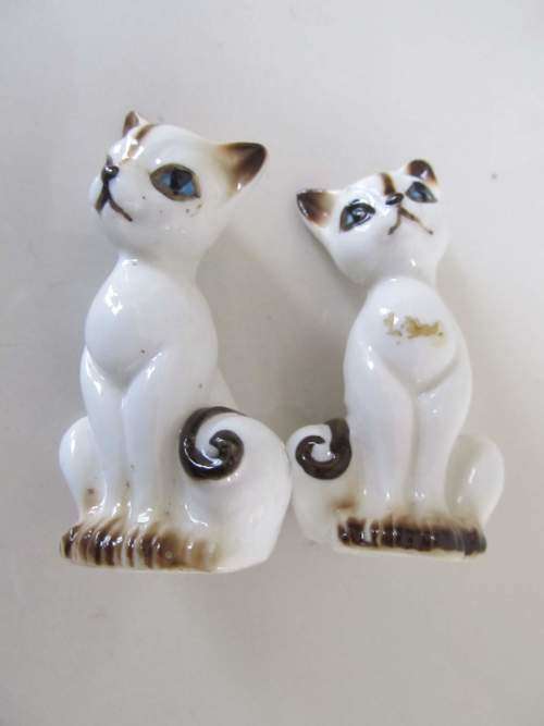 CATS !! Vintage Lot/Set of Ceramic Feline Figurine Salt and Pepper Shakers
