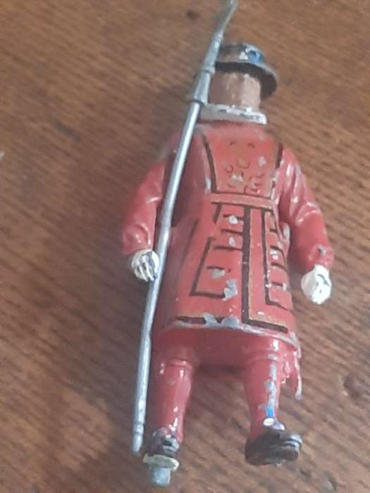 2 times Brittain`s led soldiers, one Beefmaster guard and one Palace guard both have not feet rest