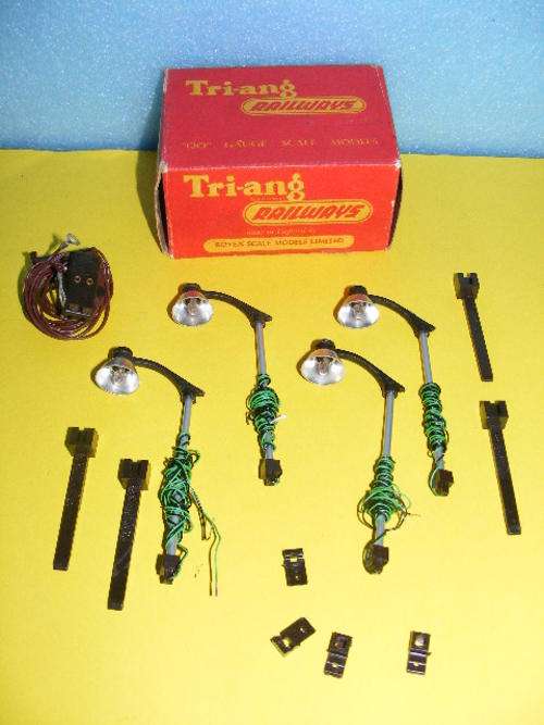 Tri-ang OO Street lights X 4 (Boxed)