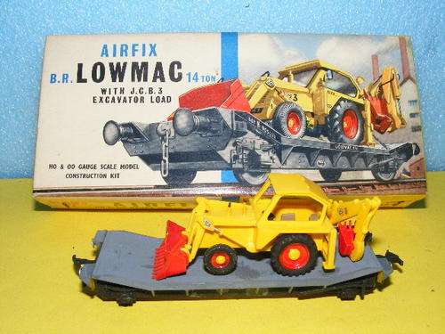 Airfix HO Lowmac with excavator load.