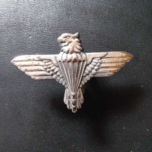 44 Parachute badge, screw posts