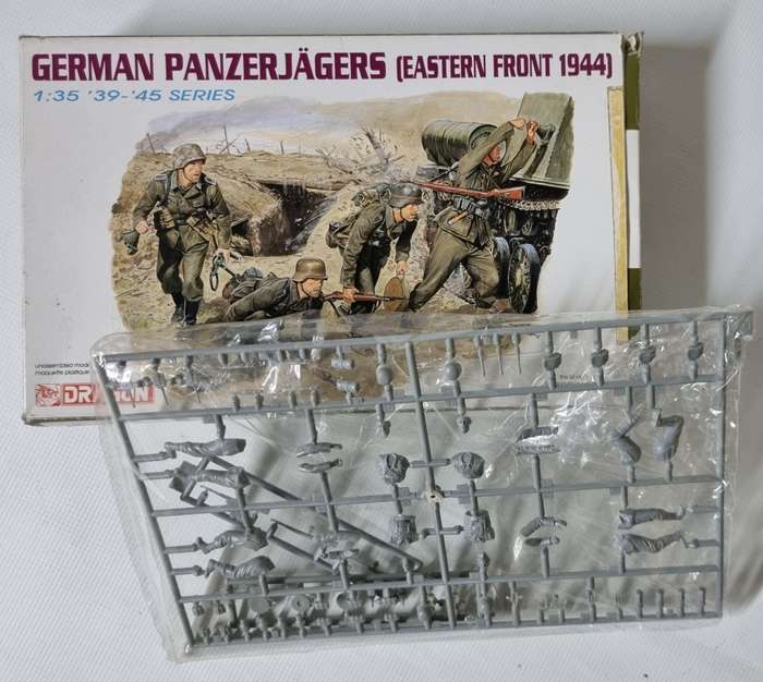 Dragon Models Ltd. German Panzerjagers ( Eastern Front 1944 )