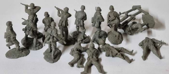 Conte Collectibles - German Infantry Figures x 14