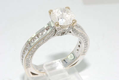 R87680 - STUNNING 2.15CT ROUND CUT DIAMOND ENGAGEMENT RING VS 18K