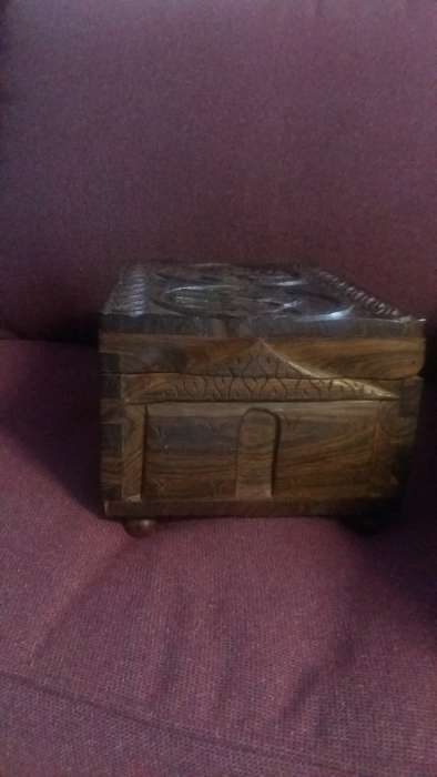 HOUT GEKERFDE KISSIE IN PUIK TOESTAND