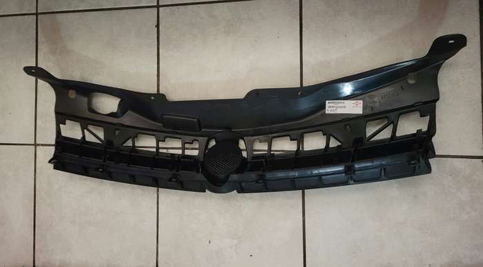 VW POLO FRONT  CENTRE GRILLE