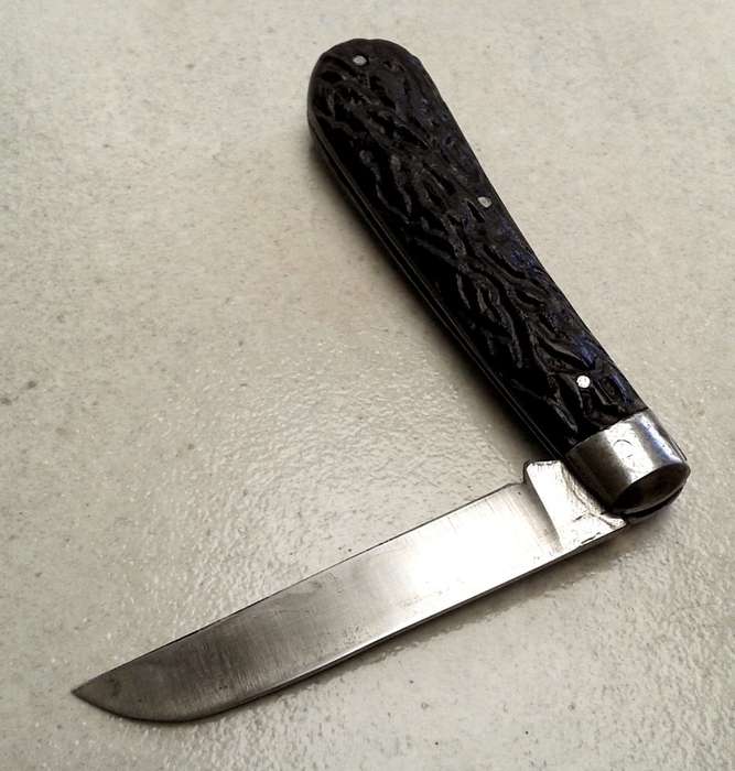 Vintage Taylors Eye Witness Lambsfoot pocket knife. Made in Sheffield, England.