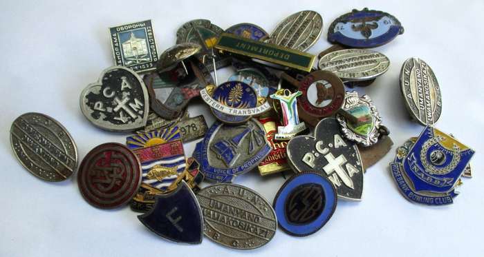 Mixed lot of badges / vintage / damaged or without pins