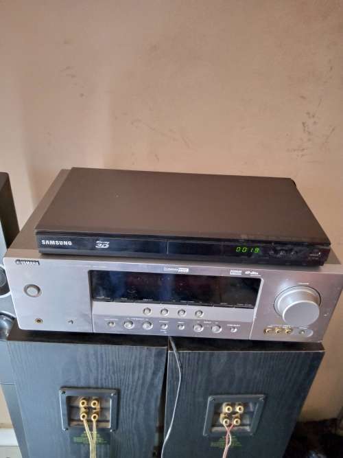 Very Powerful Yamaha RX-V361 Amplifier, Samsung Blu Ray player, in excellent condition