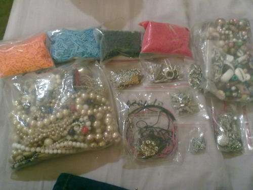 MASSIVE LOT OF BEADS, STRING, CLASPS. MORE THAN 2KG