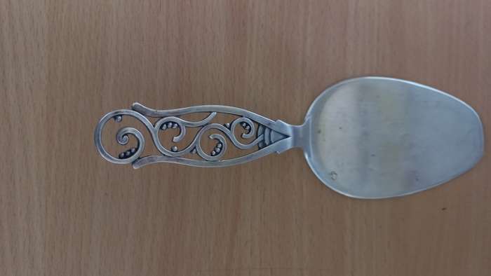 BEAUTIFUL  THREE HALLMARED SILVER TATR/CAKE LIFTER 59grams !!!