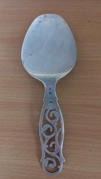 BEAUTIFUL  THREE HALLMARED SILVER TATR/CAKE LIFTER 59grams !!!