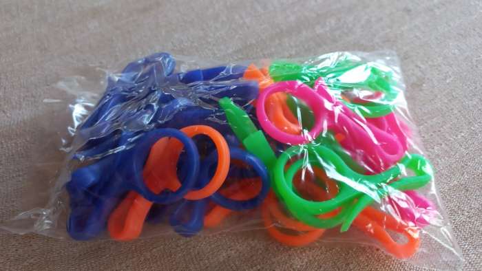 RECYCLED PLASTIC      PELI PEG    NO MORE CLOTHES STAINS-MANY MANY USES -SEE DETAILS BELOW