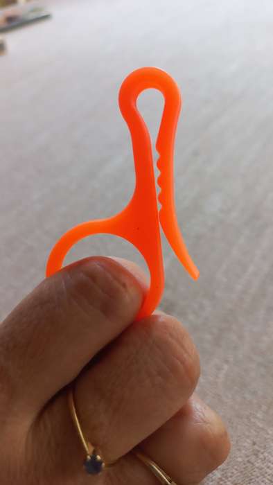 RECYCLED PLASTIC      PELI PEG    NO MORE CLOTHES STAINS-MANY MANY USES -SEE DETAILS BELOW