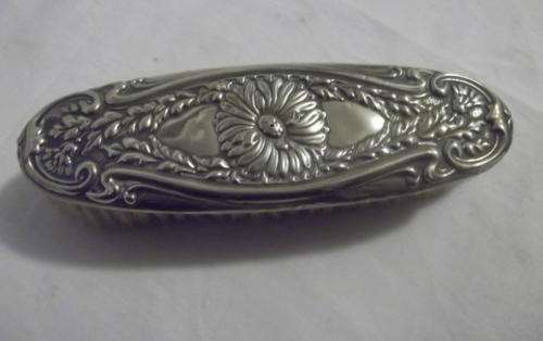 BEAUTIFULL VINTAGE SILVERPLATED CLOTHES BRUSH - STILL WORKING AND IN A GOOD CONDITION