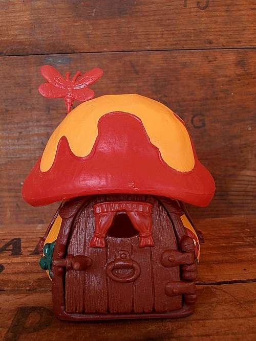 Red/yellow Smurf Cottage, EXCELLENT COND.,Vintage Smurfs figure, Shipping will only be charged once!