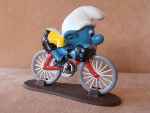 40501 Cyclist **SUPER SMURF**, vintage Smurfs figure. Shipping will only be charged once!