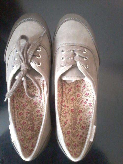 INSTINCT LACY LOW VAMP TOWN SHOE****SIZE 4*****