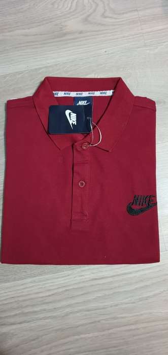 Nike Slim Fit - Medium - Brand new - with tags (Maroon)