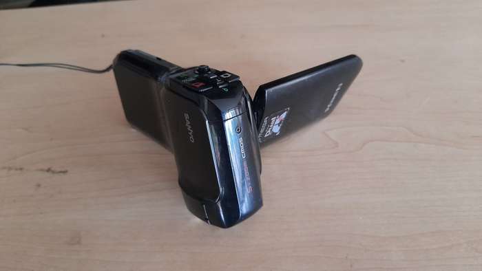 Sanyo Dual Camera Xacti 720p HD VPC-CG10 Camcorder + Free 16GB SD Card