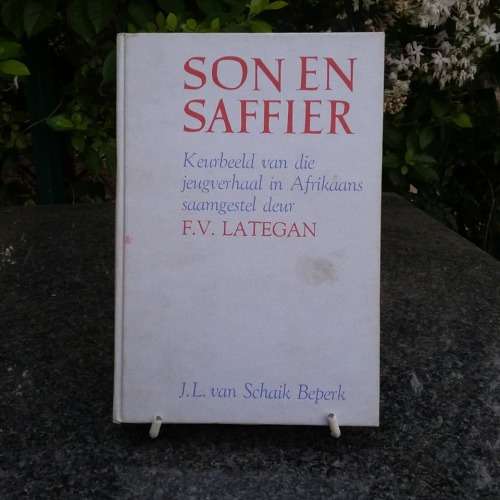 LATEGAN, F.V. - Son en Saffier : Keurbeeld van die Jeugverhaal in Afrikaans (Getekende Hardeband)