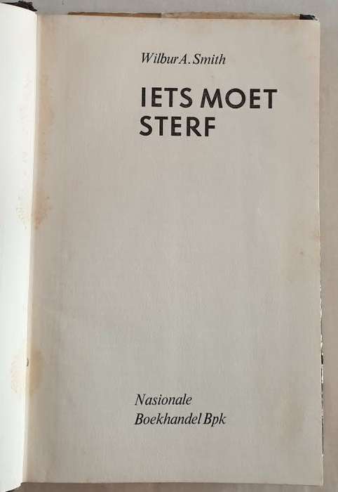 SMITH, Wilbur - Iets Moet Sterf - [Courtney reeks # 1] - (Mooi Hardeband)