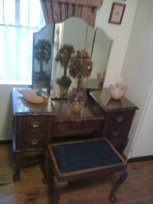 STUNNING IMBUIA BALL AND CLAW KNEEHOLE DRESSING TABLE WITH PROTECTIVE GLASS