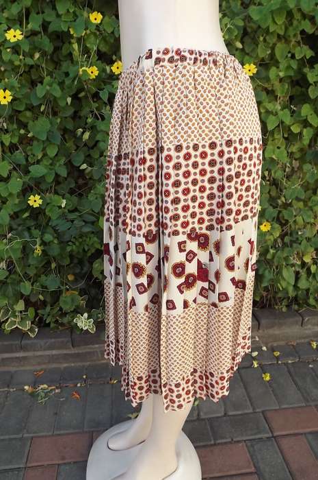 Pretty permanent pleated polyester wash + we skirt size 40/16.