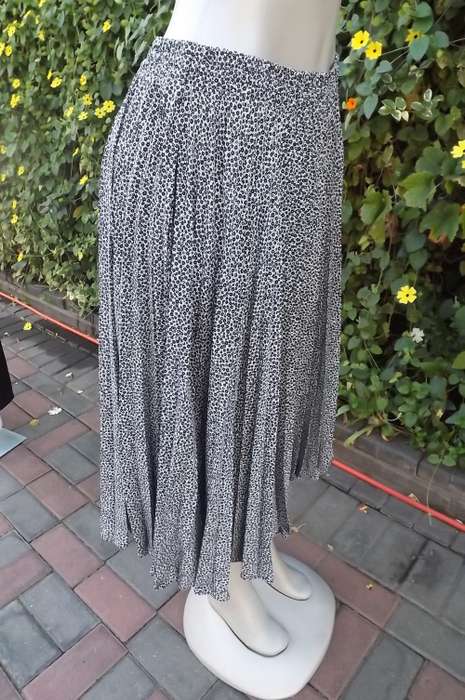 Stunning full circle flare skirt with permanent pleats.Size 42/18 by Largely Feminine