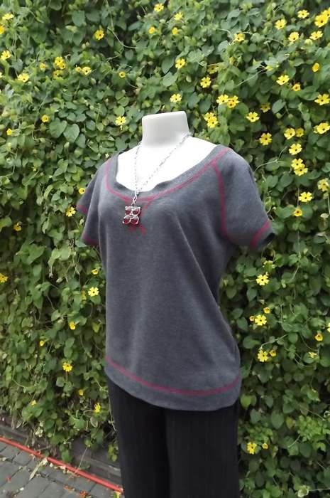 Grey casual top with short raglan sleeves.Size 36/12.Wide scooped neckline. As new