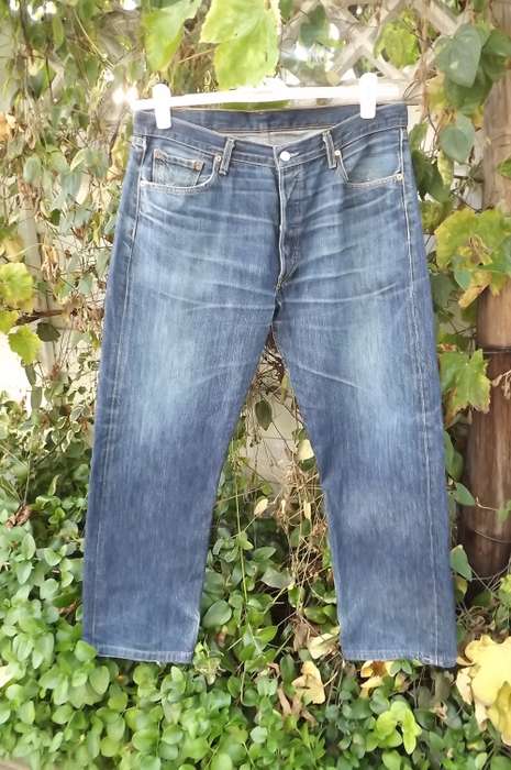 Levi strauss men's Jeans  in 100% cotton.size 38.front ( fly) open with buttons.