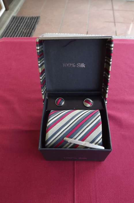 Stunning 5 piece tie set in 100% silk. Cufflinks,tieclip, hankie, necktie and storing box. New item.