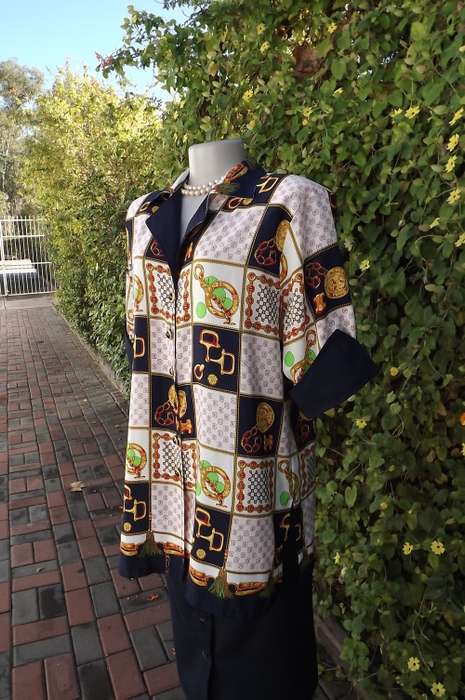 Fabulous eyecatching silky blouse by Extreme Fashion in size 42/18.Navy open collar.New condition