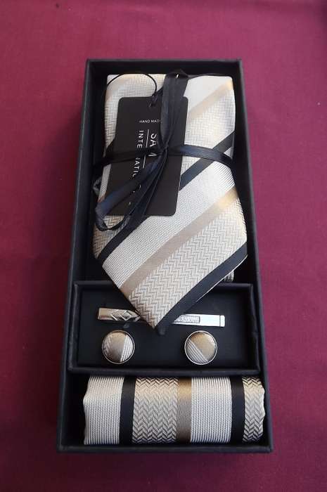 Elegant 100% silk handmade 5 piece tie set.Width 8cm