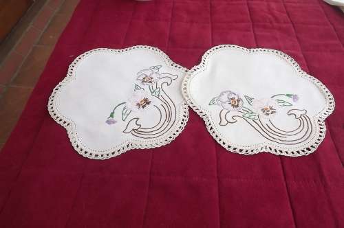 Set of 2 antique linen doilies.Scoloped edging with lace and hand embroidered.Size 22cm diam.As new