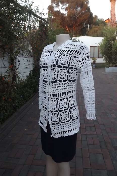 Fabulous white cotton crocheted long sleeve jacket.Size 34/10.Loose floral pattern. With collar.
