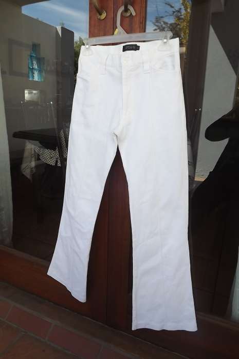 Stunning white Truworths man pants in size 28 middle 71cm.In cotton and lycra with bootlegs.
