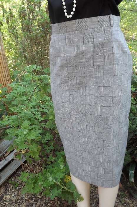 Stunning Monochrome checkered calve length pencil skirt in size 34/10. Sexy fit!