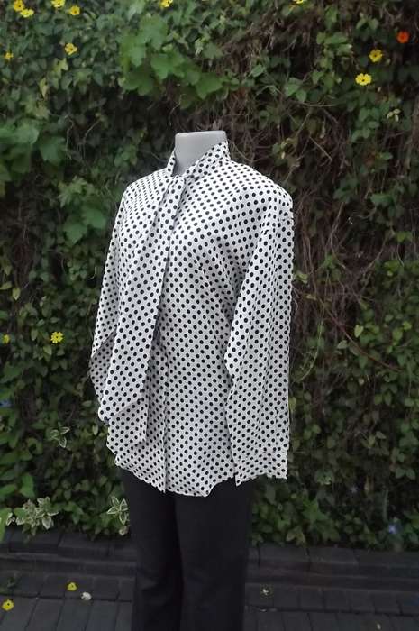 Stunning white and black polkadot long sleeve blouse by LAUTREAMONT in silky polyester.