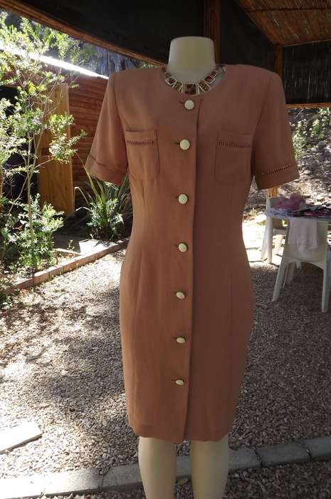 Charming camel colour dress with clean lines.Size 35/11 by LAMBALLE. Authentic fashion.New condition