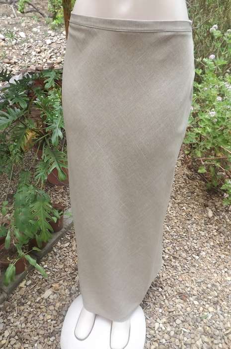 Smart beige ankle length skirt in 100% polyester by FOSHINI in size 38/14.Zip at back.As new