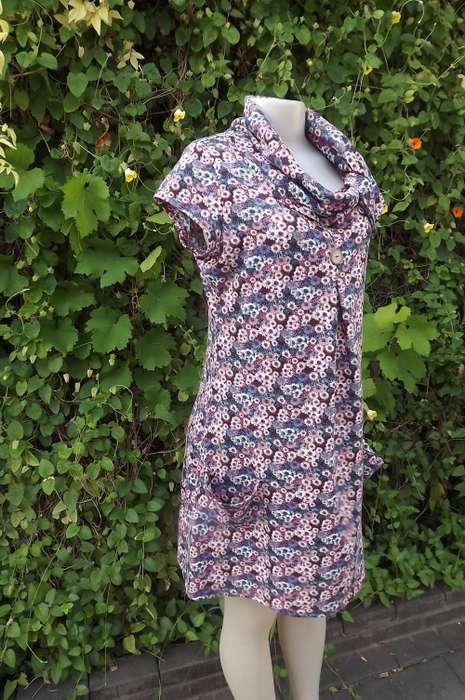 Exceptional dress in pink and blues.Capped sleeves and cowl coltar.Size 38/14.Loose front with pleat