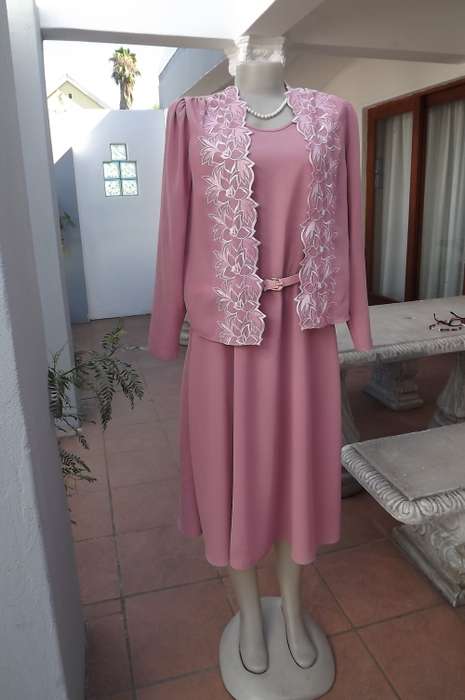 Vintage dusty  2 piece short sleeve plain dress and jacket in size 38/14.Good condition with belt