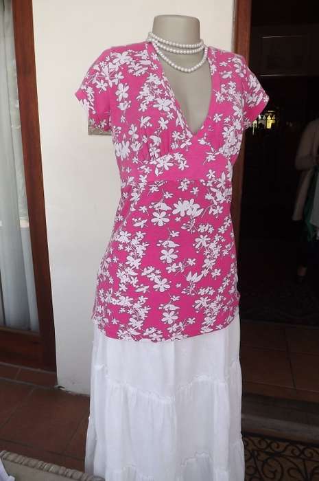 Carnation pink stretch viscose top with v neck.by CHEROKEE size 38/14.Capped sleeves.