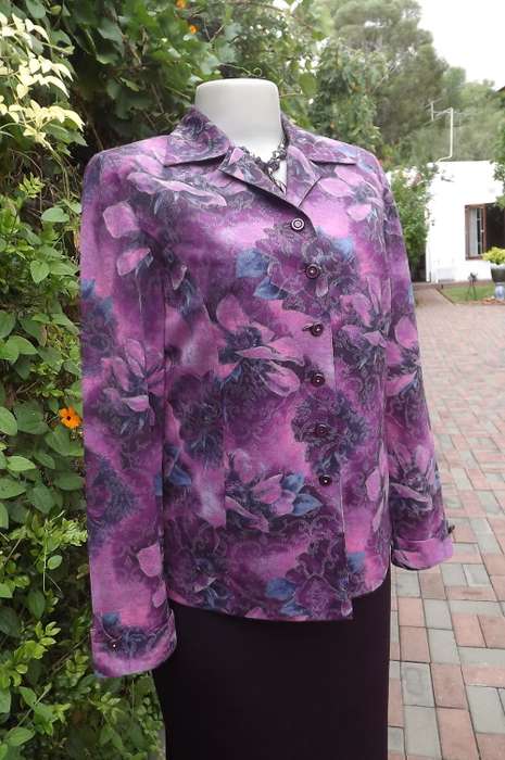 Get noticed in this purple floral long sleeve lined jacket/top from Korea.Size 34/10.New condition