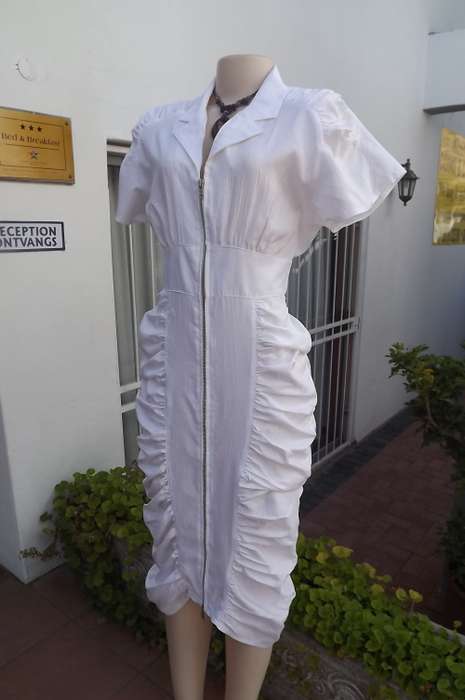 Snow white creased polyester zipped up dress.Size 37/13.Ruched inlay on front and back.