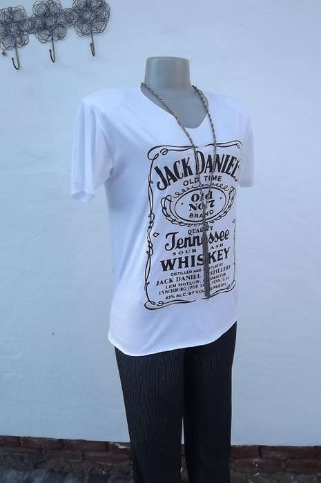 White JACK DANIELS v neck t shirt with short sleeves.Size 34/10.In polycotton.Made in Thailand