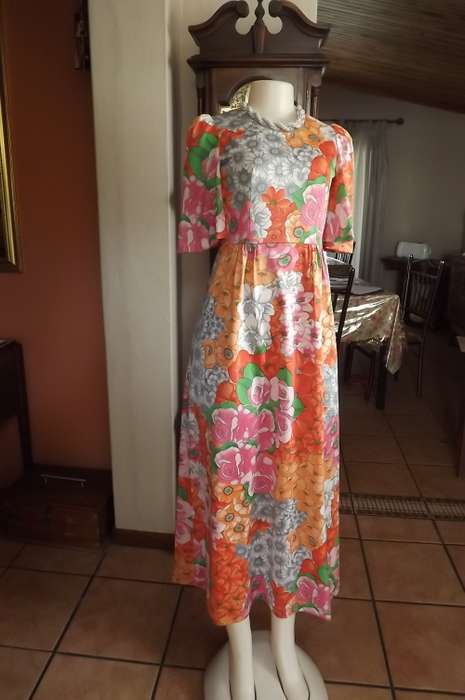 Stunning special occasion floor length dress in striking floral print by simonne.Size 30/6